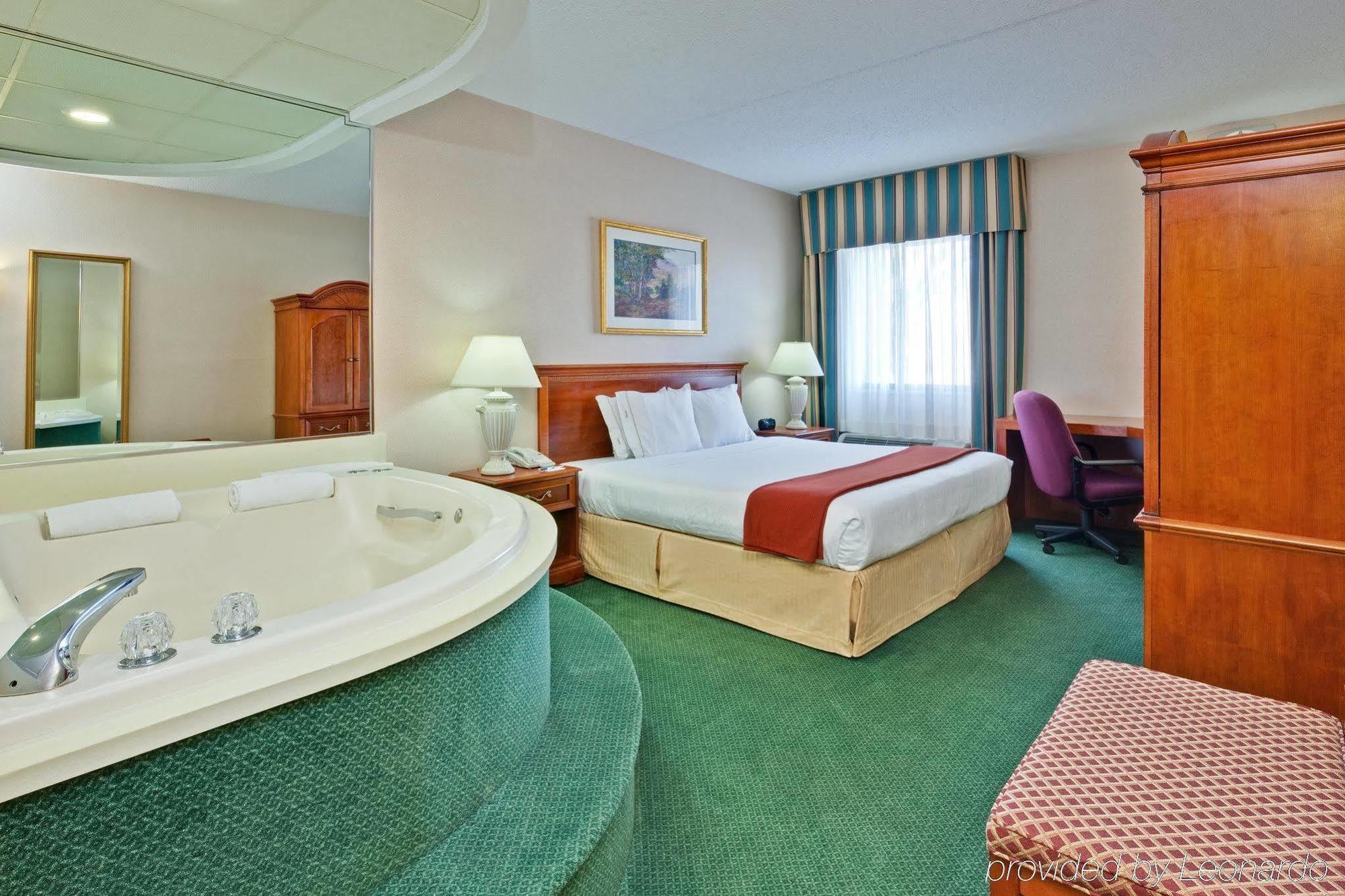 Holiday Inn Express Detroit-Warren/General Motors Technology Center By Ihg Habitación foto